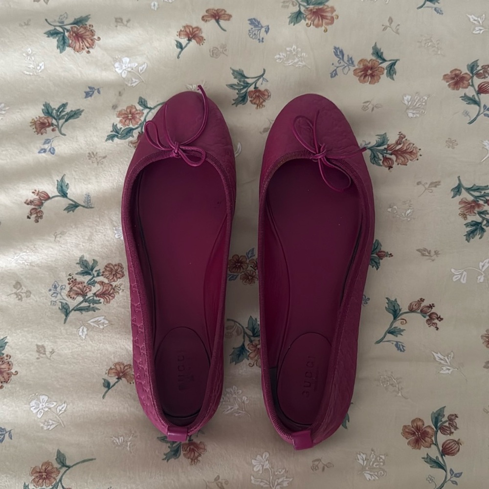 Vintage Gucci pink/fuschia ballet flats with logo